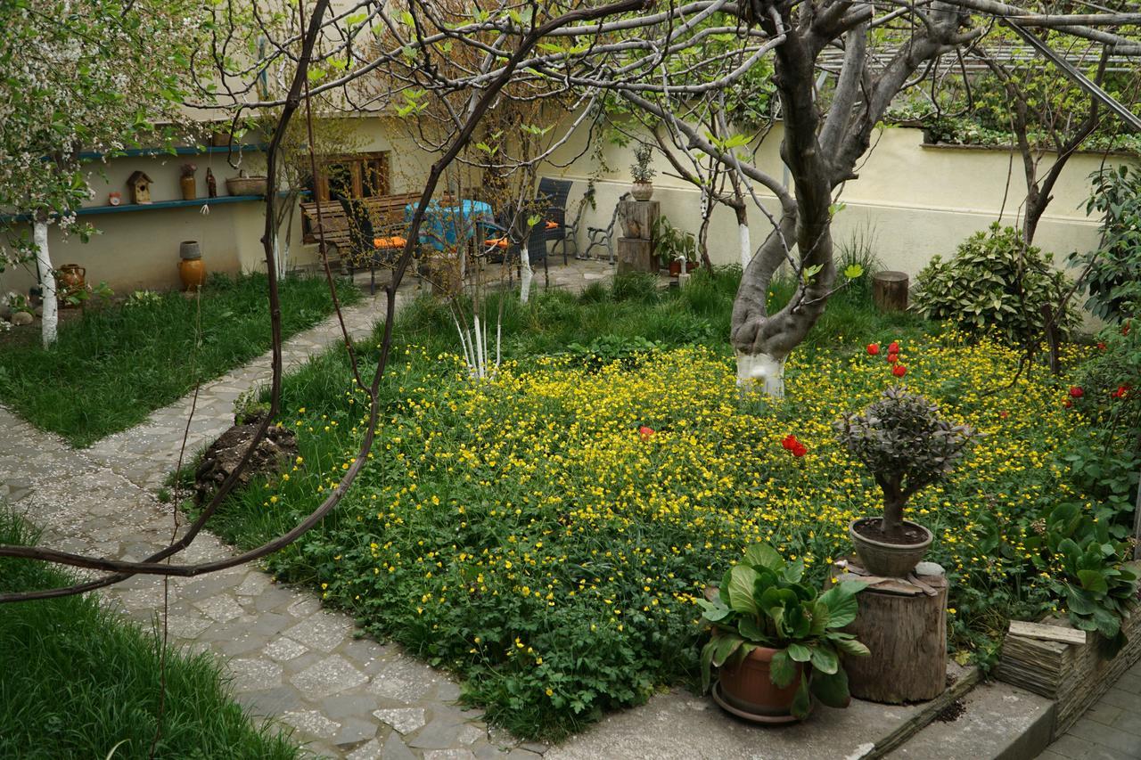 4Bd Appartaments With Cozy Garden Tiflis Exterior foto